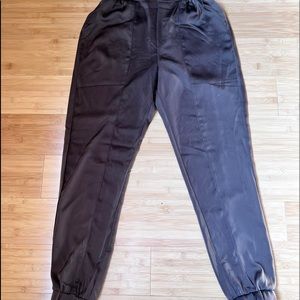 ❌SOLD❌ Brown Silk Jogger Pants $30

Size Small